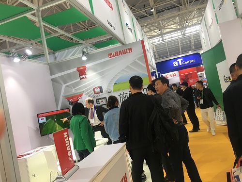 图4国外展场咨询缩影.jpg