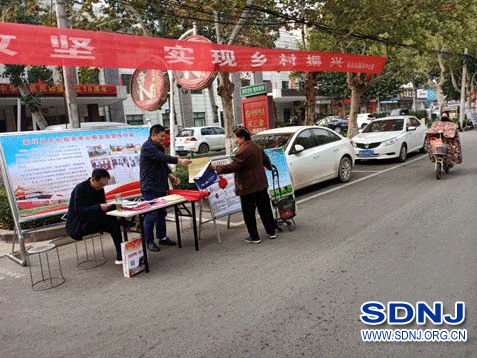 济宁市：嘉祥县农机服务中心开展全国“扶贫日”宣传活动（图）