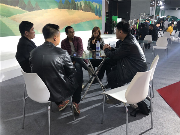 郭德村一行人在2019年全国会雷沃阿波斯展区接受采访.jpg