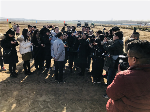 雷沃阿波斯技术研究院液压电控中心王进主任接受媒体采访 .jpg