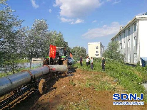桓台县5支农机合作社救灾志愿队奋战在灾区一线（图）