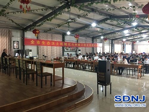 淄博市农机事业服务中心召开全市秸秆精细还田与小麦宽带播种生态沃土装备技术演示现场