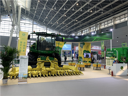 迪尔展出了8400青贮机.jpg