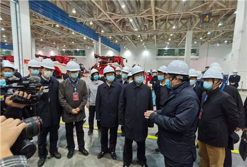 领导视察农机修理工竞赛现场.jpg