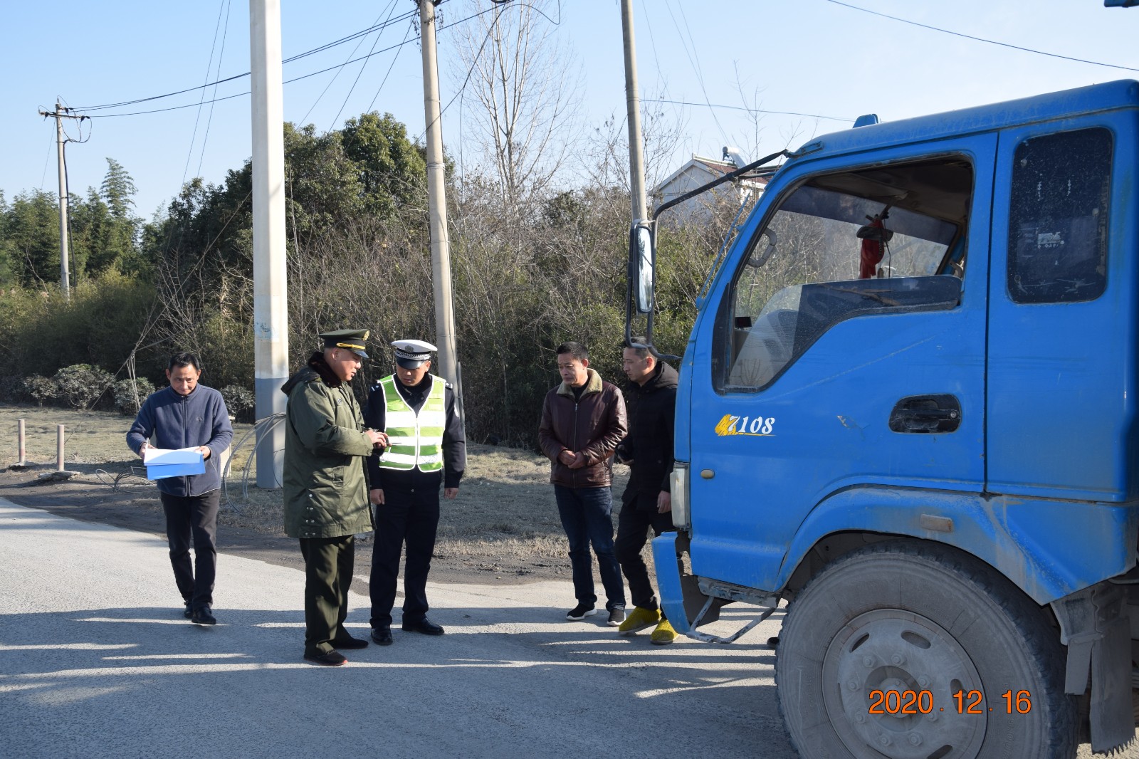 与交警联合开展变拖安全集中整治.jpg