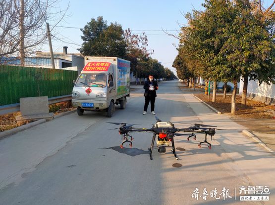 金乡：党员李温亮用无人机播洒消毒液，７天为12个村消毒（图）