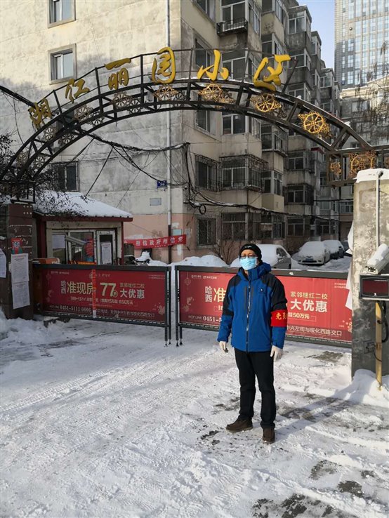 李连胜，在小区门口负责出入人员的登记工作2.jpg