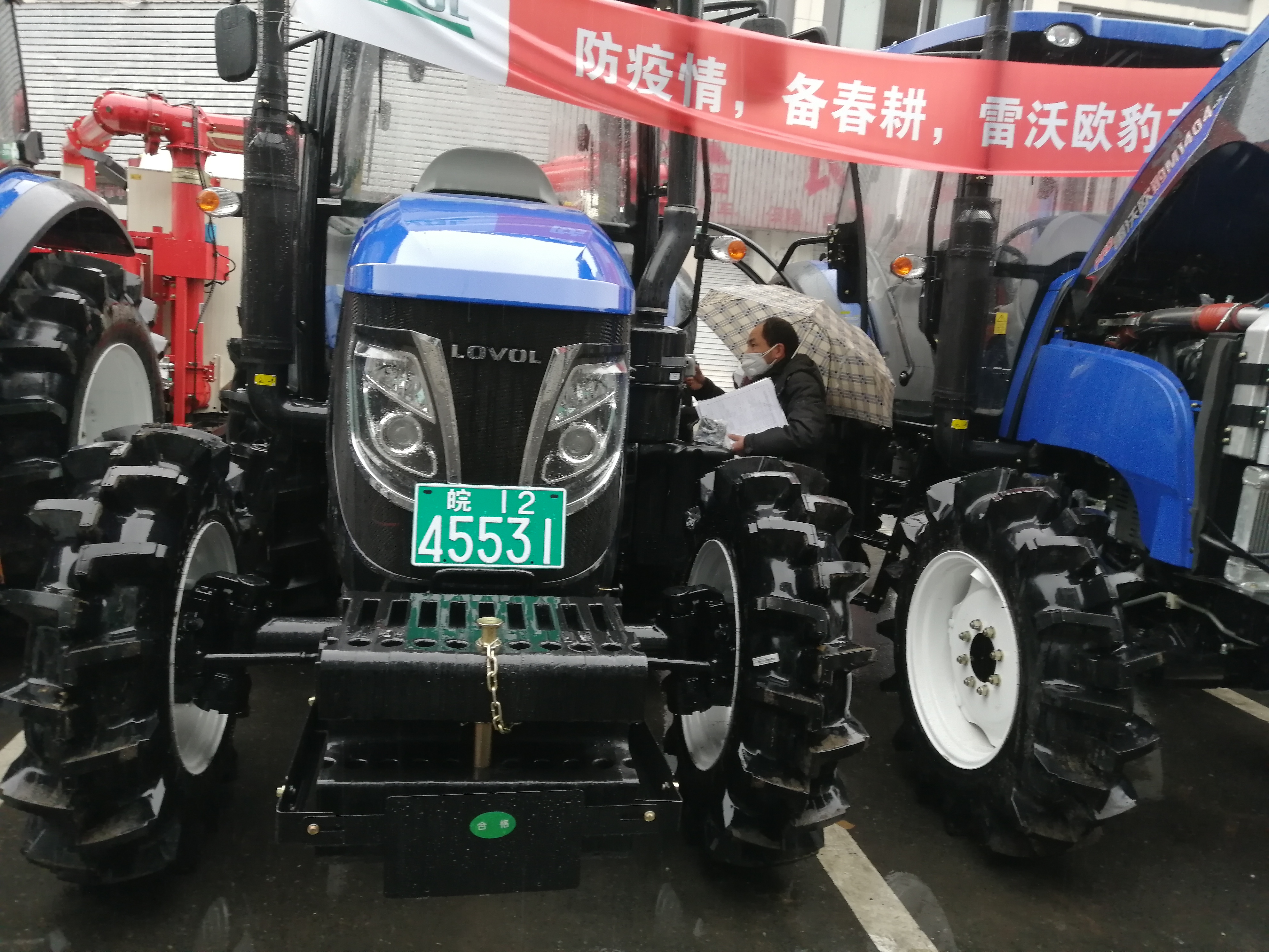 农机监理人员核验机具.jpg