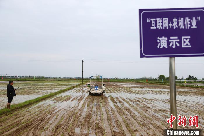 无人驾驶插秧机作业亮相江西南昌助力农业春耕
