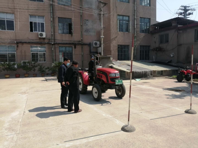 蒙阴县行政审批服务局联合农机中心顺利开展农机驾驶证考试