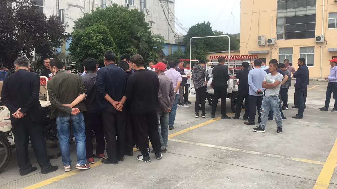 常熟市举办高速乘坐式插秧机操作培训 (1).jpg