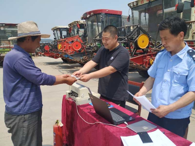 蒙阴县扎实开展农机送检下乡及跨区作业证发放活动