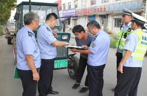 周村区农业技术服务中心开展农机监理与交警联合执法3.png