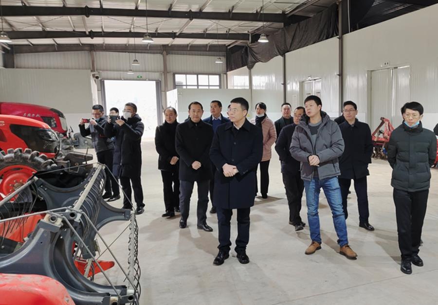 图为参观江记农业公司农机具库房