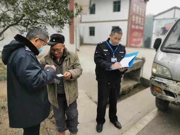 执法人员检查农机驾驶员相关证件