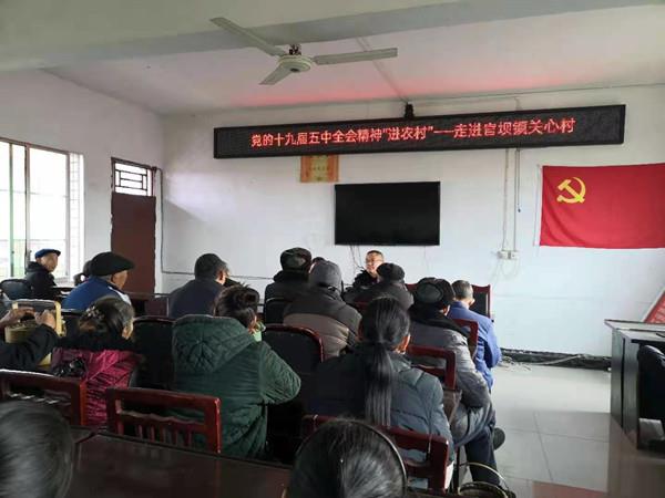 副支队长颜卫兵在官坝镇宣讲