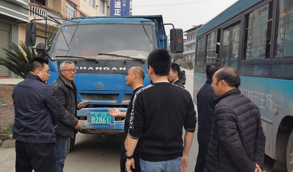 对上路变型拖拉机开展安全检查