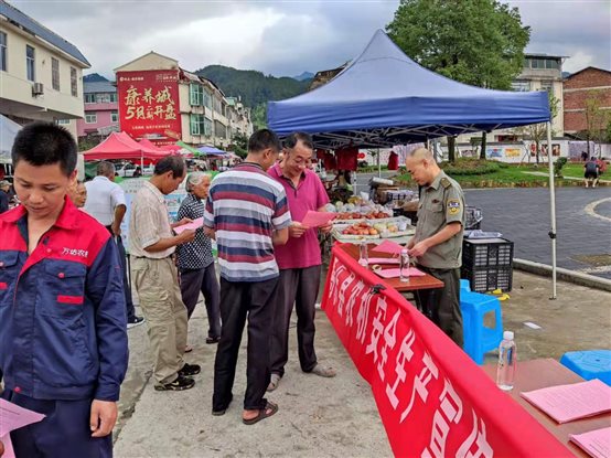 C:UserslinhuDesktopzhou1年6月3日将乐县农业农村局在将乐县万安镇墟市开展安全月宣传及拖拉机报废补贴政策宣传.jpg